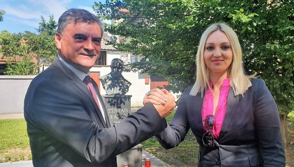 SB Online | Predsjednica SDP-a BPŽ Opačak-Bilić s HSS-ovcima danas je položila vijence i zapalila svijeće kod spomenika Stjepanu Radiću