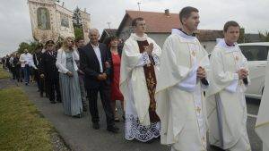 SB Online | Fra Gabrijel Bošnjak proslavio je mladu misu u nedjelju u rodnoj Župi sv. Ivana Krstitelja u Vrpolju