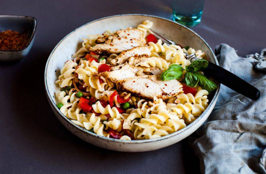 SB Online | Hladna, fina i puna proteina: Recept za brzu salatu s tjesteninom i piletinom