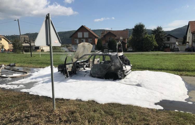 SB Online | Zbog kvara na električnim instalacijama zapalio se automobil u Slavonskom Brodu