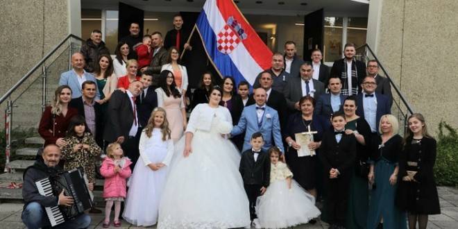 SB Online | Vjenčanje Slavonaca Gabrijele i Luke u Njemačkoj plijenilo pozornost u automobilu s hrvatskim zastavama